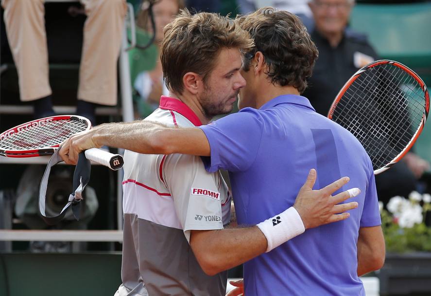 A termine match Wawrinka abbraccia il connazionale Federer dopo averlo battuto in 3 set (Ap)